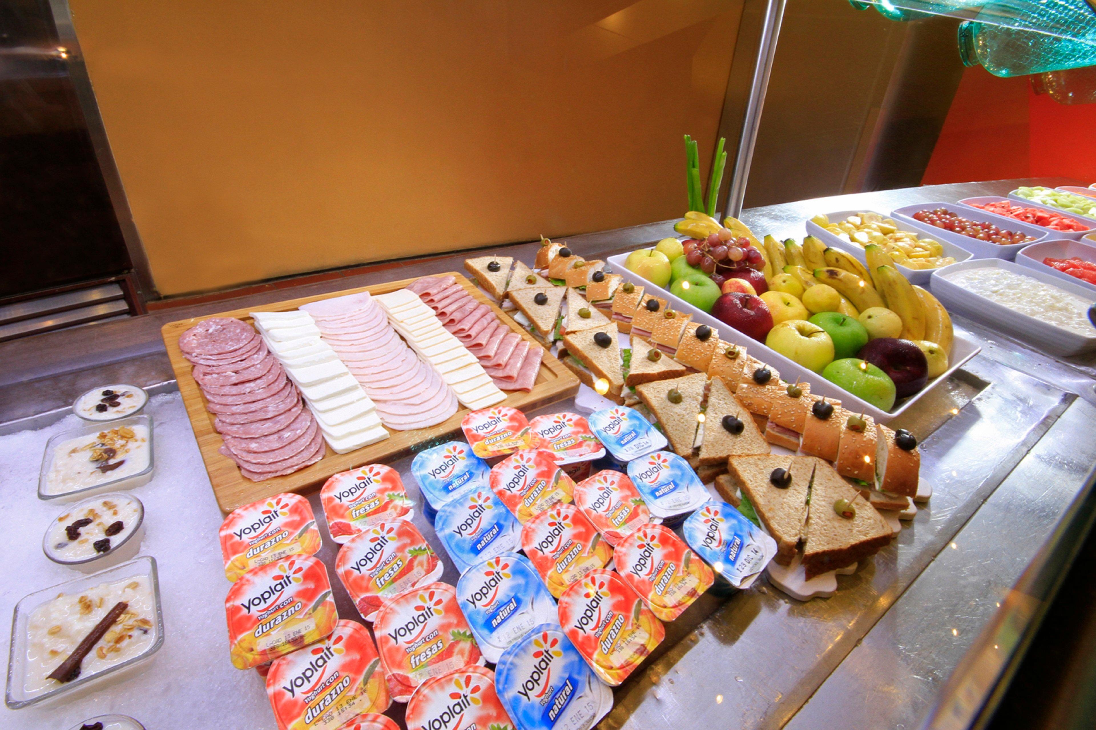 Holiday Inn Monterrey-Parque Fundidora By Ihg Екстер'єр фото Fruit and cold cuts at a buffet