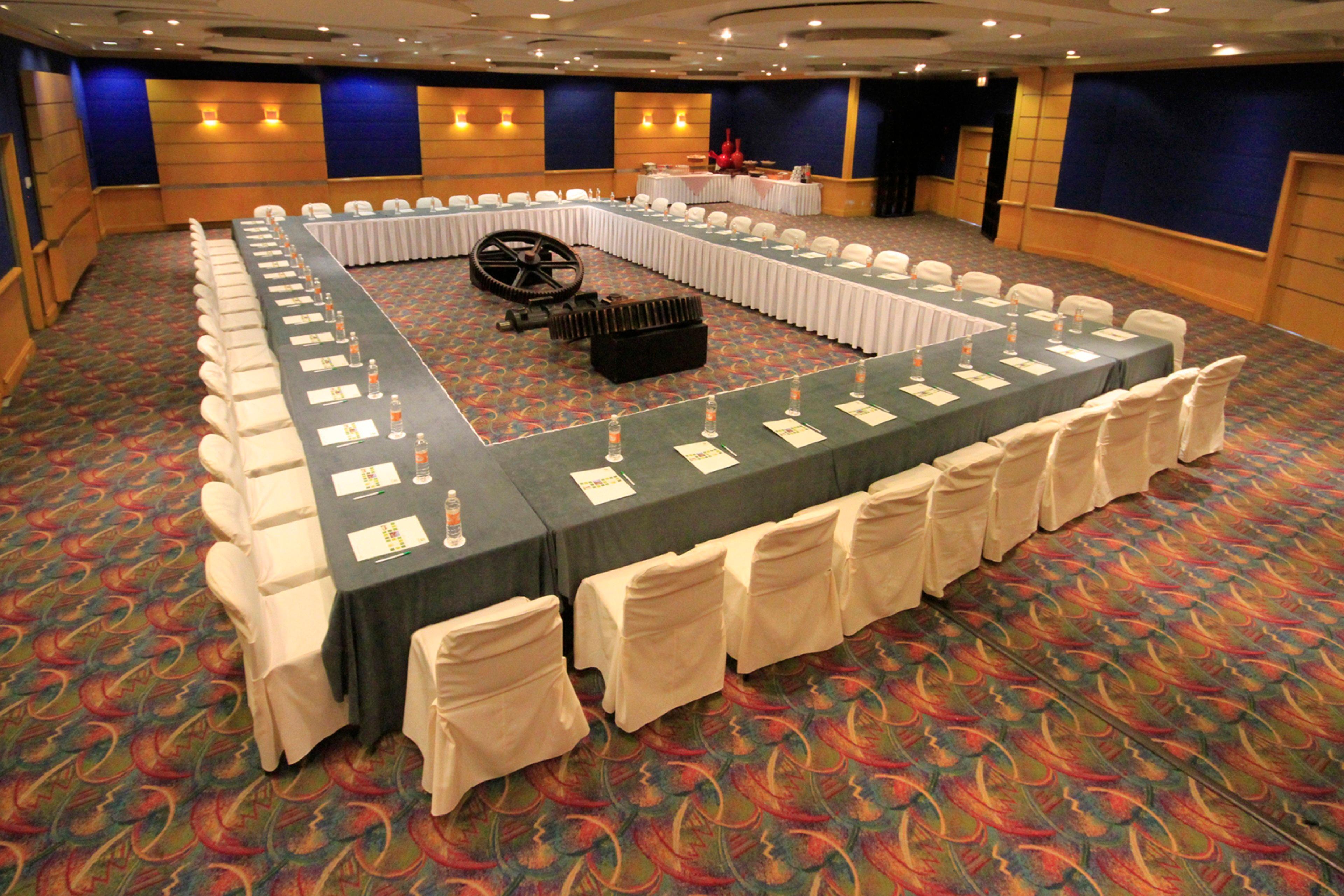 Holiday Inn Monterrey-Parque Fundidora By Ihg Екстер'єр фото The U-shaped table at the 2008 World Economic Forum