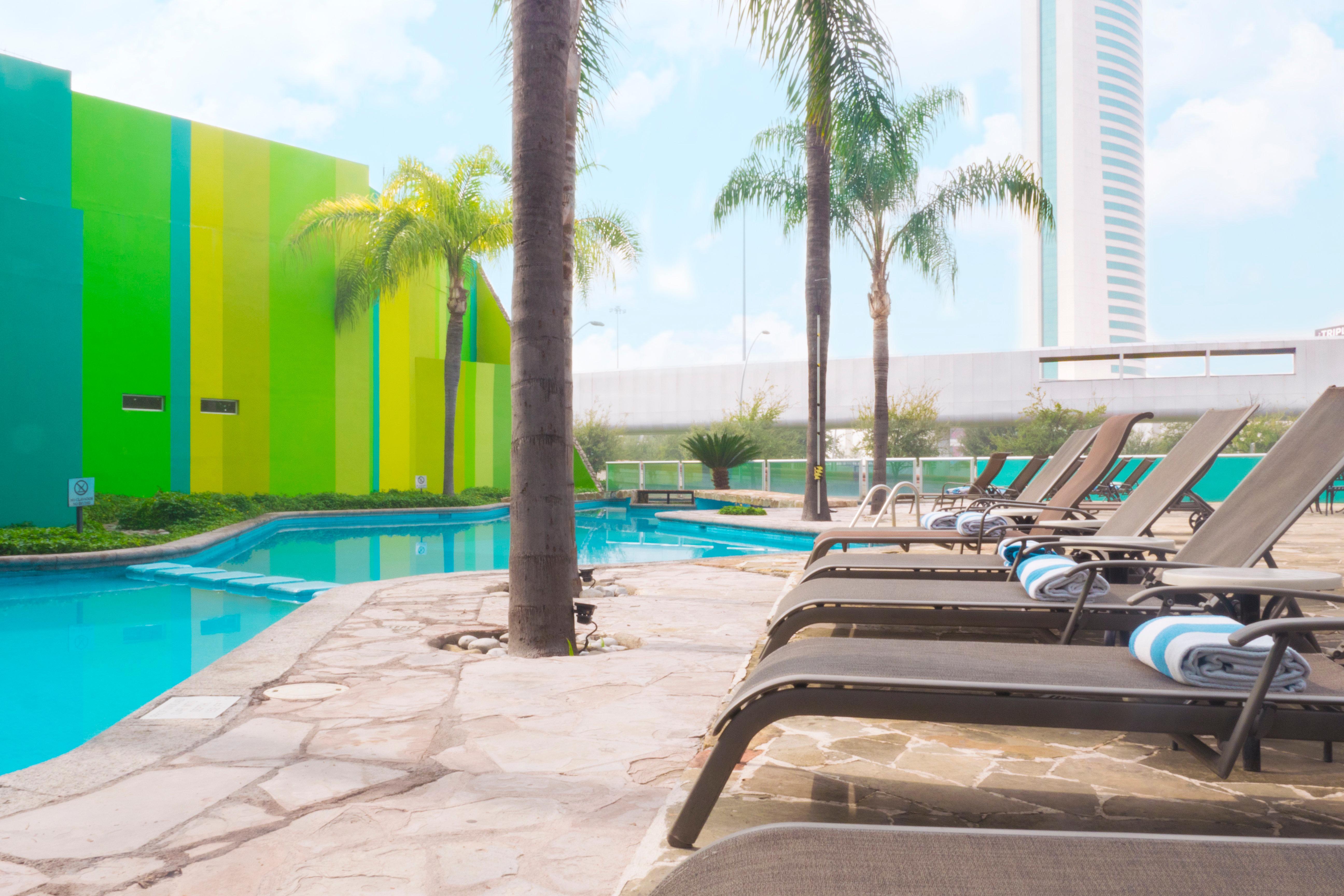 Holiday Inn Monterrey-Parque Fundidora By Ihg Екстер'єр фото The pool at the hotel